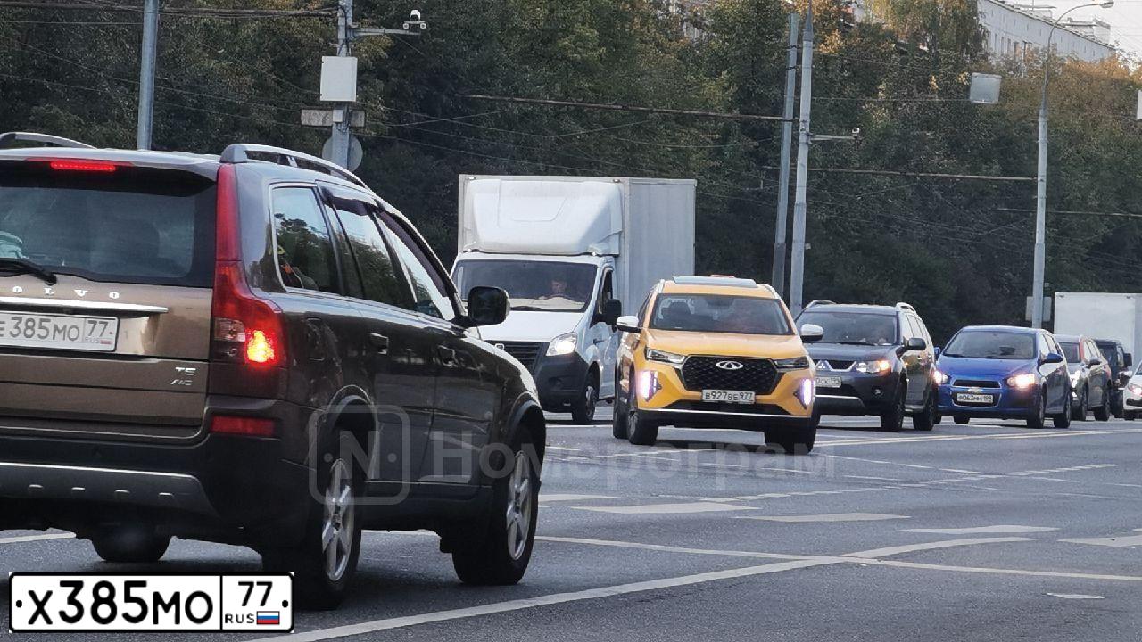 Фото автомобиля RENAULT SANDERO, 2013 — госномер Х385МО77. Цвет: СЕРЫЙ СВЕТЛЫЙ