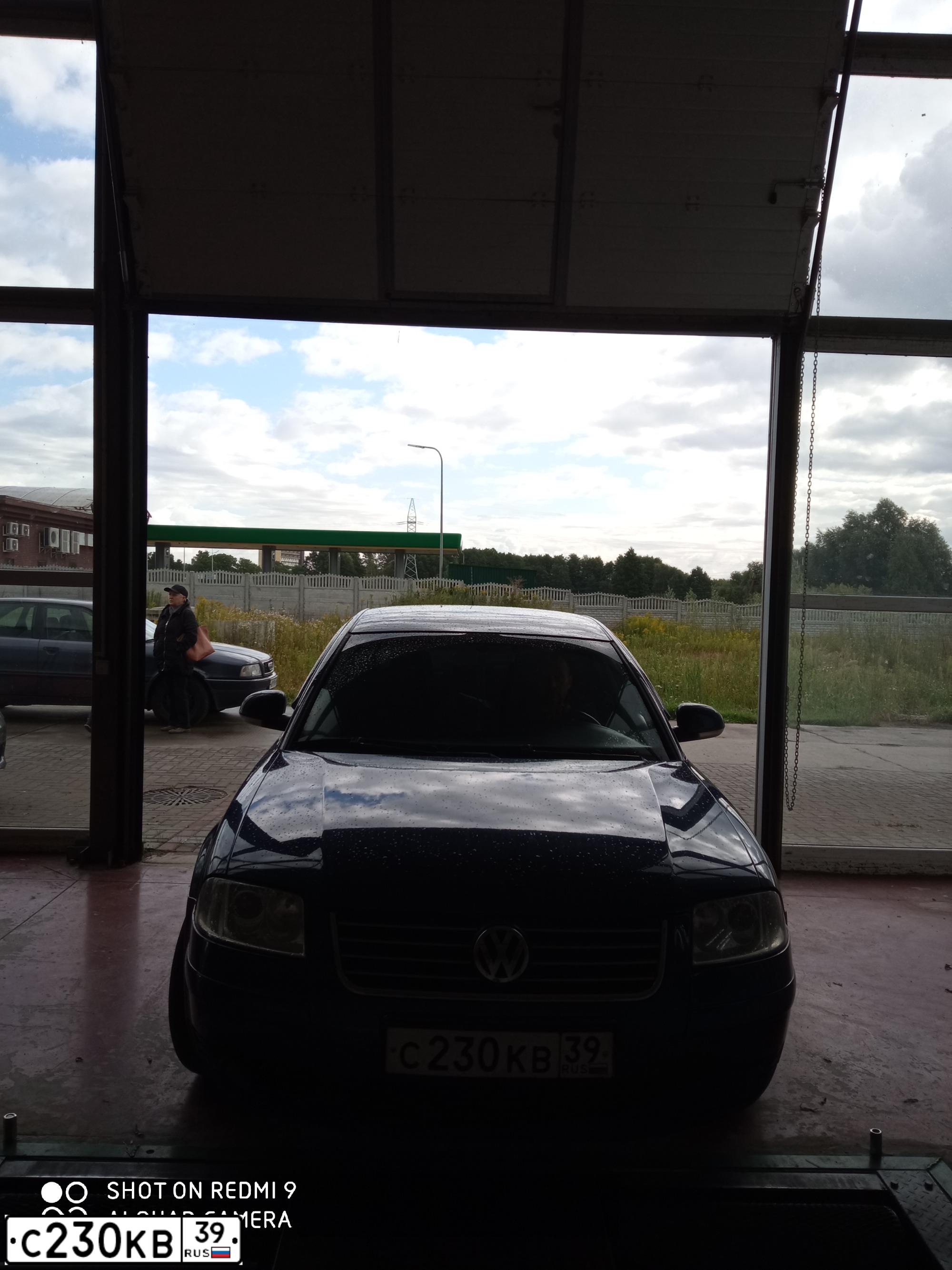 Фото автомобиля VOLKSWAGEN PASSAT, 2004 — госномер С230КВ39. Цвет: СИНИЙ