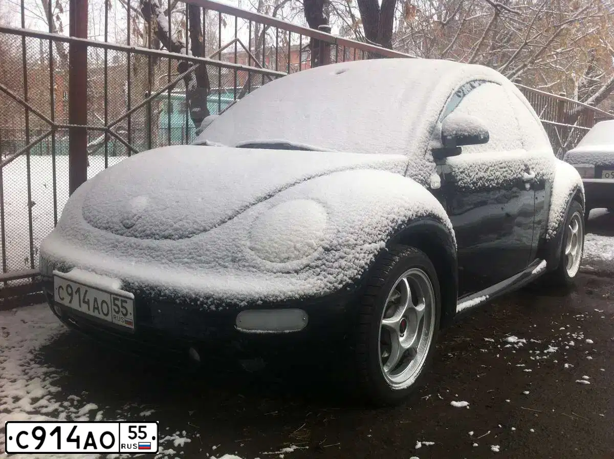 Фото автомобиля VOLKSWAGEN BEETLE, 2000 — госномер Р687НР70. Цвет: ЧЕРНЫЙ