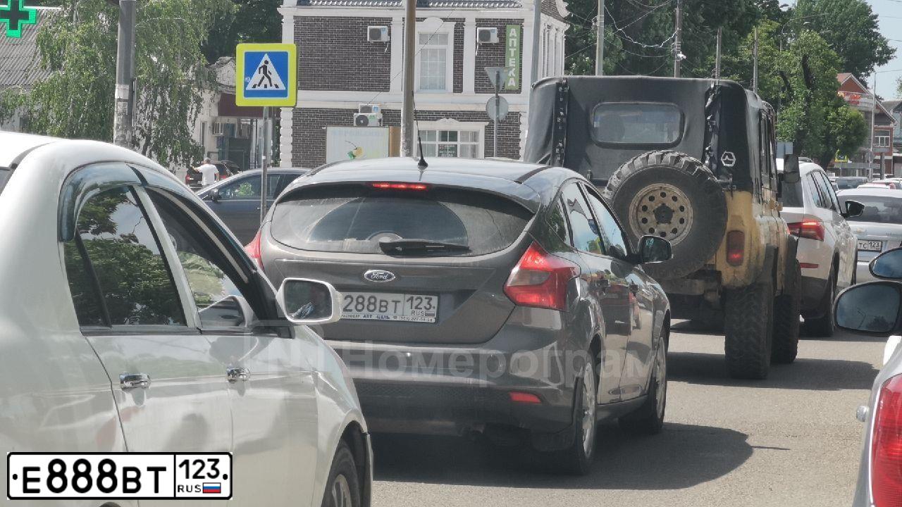 Фото автомобиля OPEL INSIGNIA, 2013 — госномер Е888ВТ123. Цвет: Белый