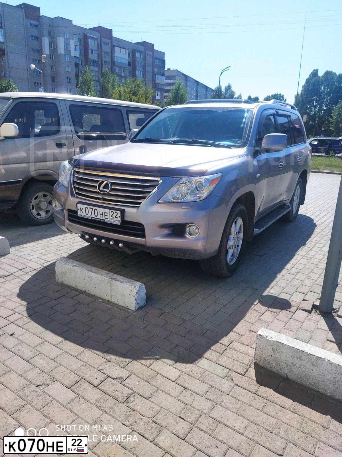 Фото автомобиля LEXUS LX, 2011 — госномер К070НЕ22. Цвет: Серебристый