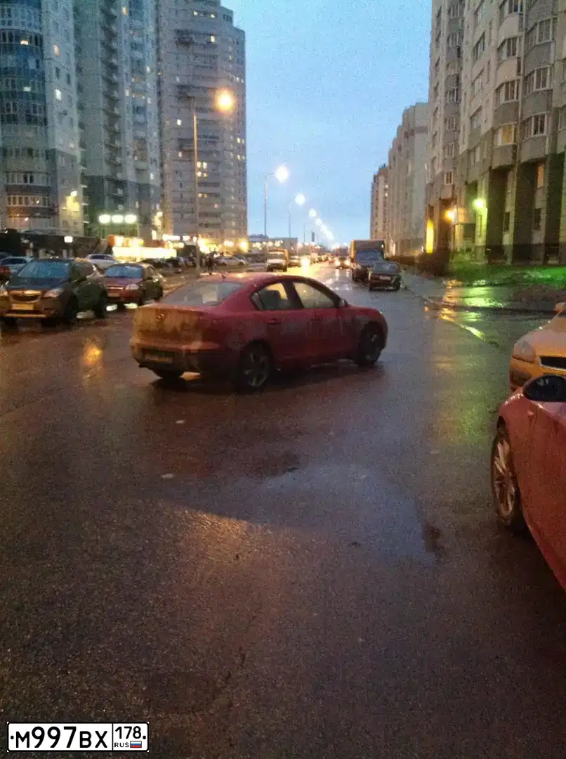 Фото автомобиля MAZDA 3, 2005 — госномер О899ХТ40. Цвет: Красный