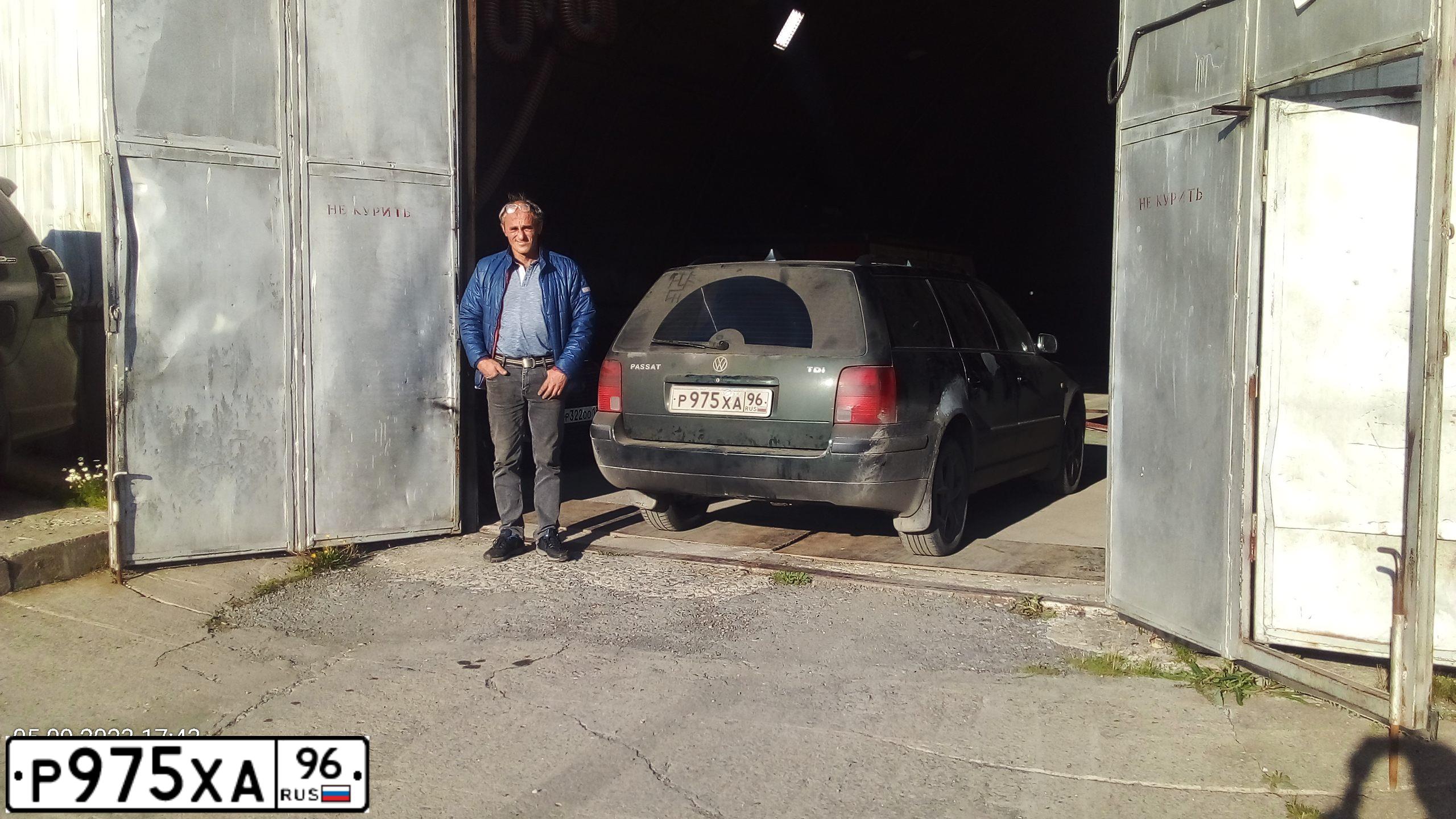 Фото автомобиля VOLKSWAGEN PASSAT, 1998 — госномер Р975ХА96. Цвет: ЗЕЛЕНЫЙ