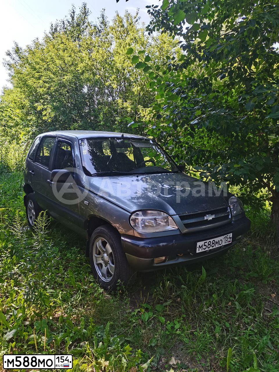 Фото автомобиля CHEVROLET NIVA, 2005 — госномер М588МО154. Цвет: СЕРЫЙ