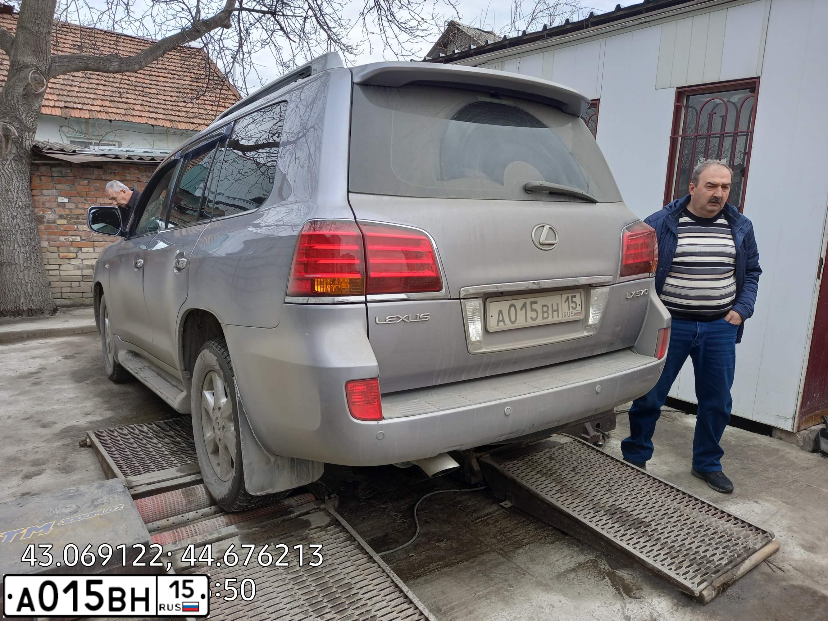 Фото автомобиля LEXUS LX, 2008 — госномер В688МР77. Цвет: СЕРЕБРИСТЫЙ