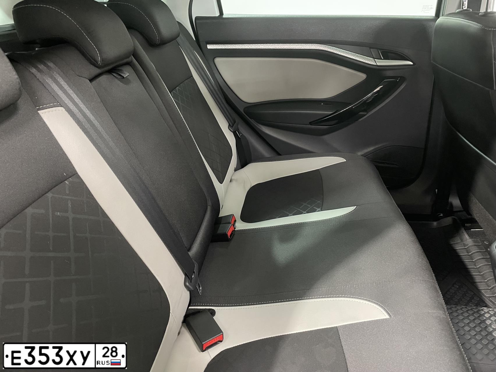 Фото автомобиля LADA VESTA, 2018 — госномер Е353ХУ28. Цвет: БЕЛЫЙ