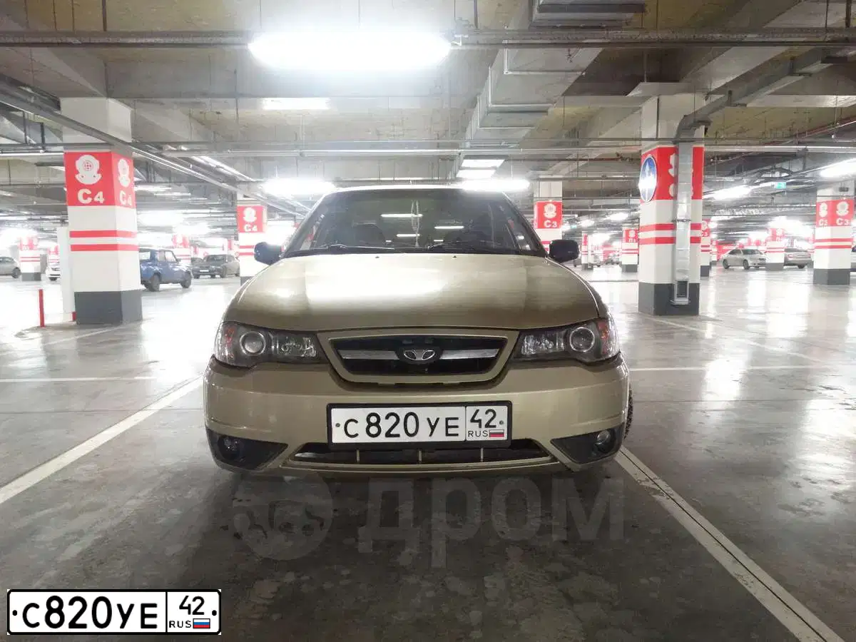 Фото автомобиля DAEWOO NEXIA, 2010 — госномер Р589НО142. Цвет: ПЕСОЧНО-БЕЖЕВЫЙ