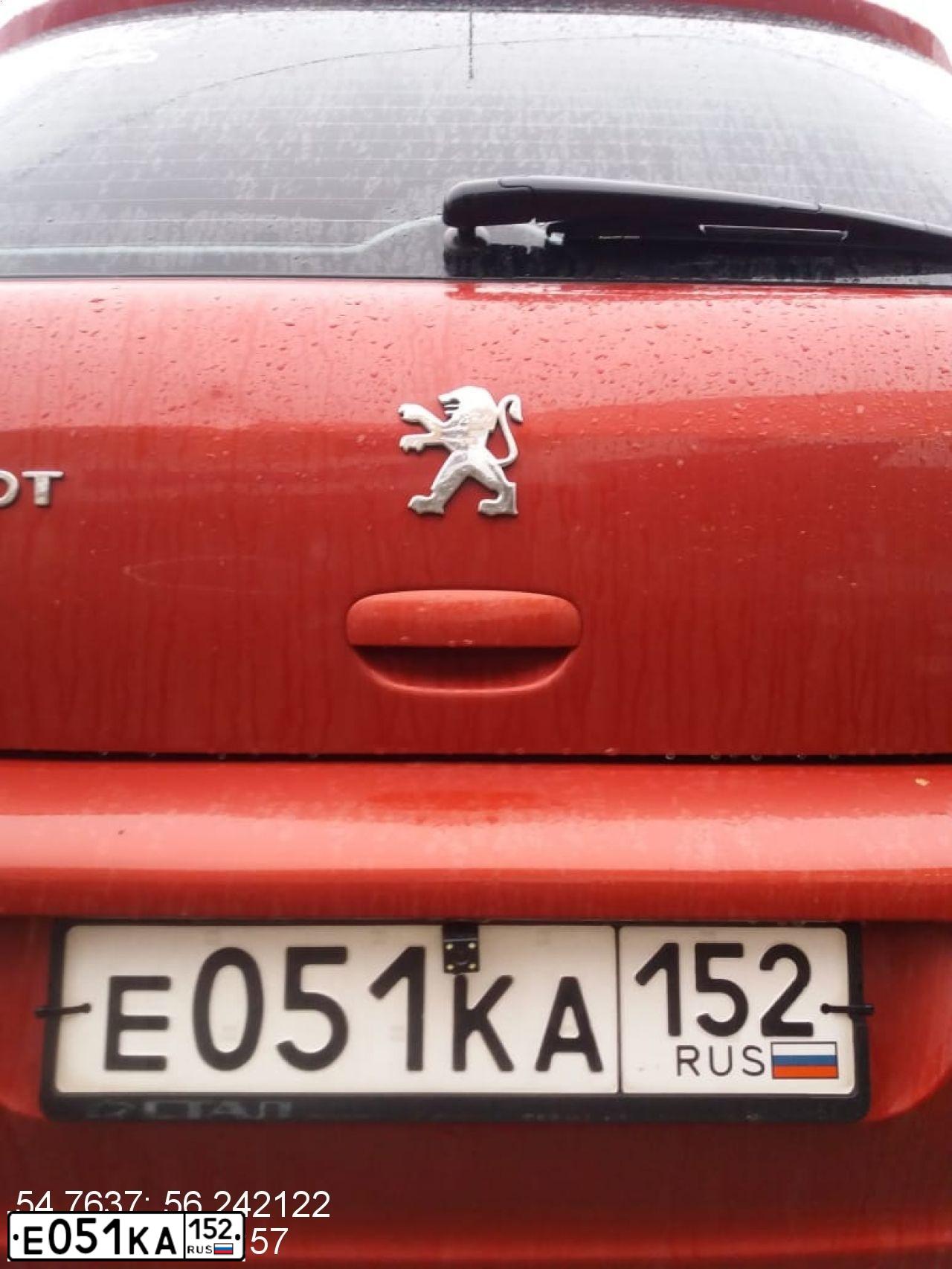 Фото автомобиля PEUGEOT T 307, 2006 — госномер Е051КА152. Цвет: Красный