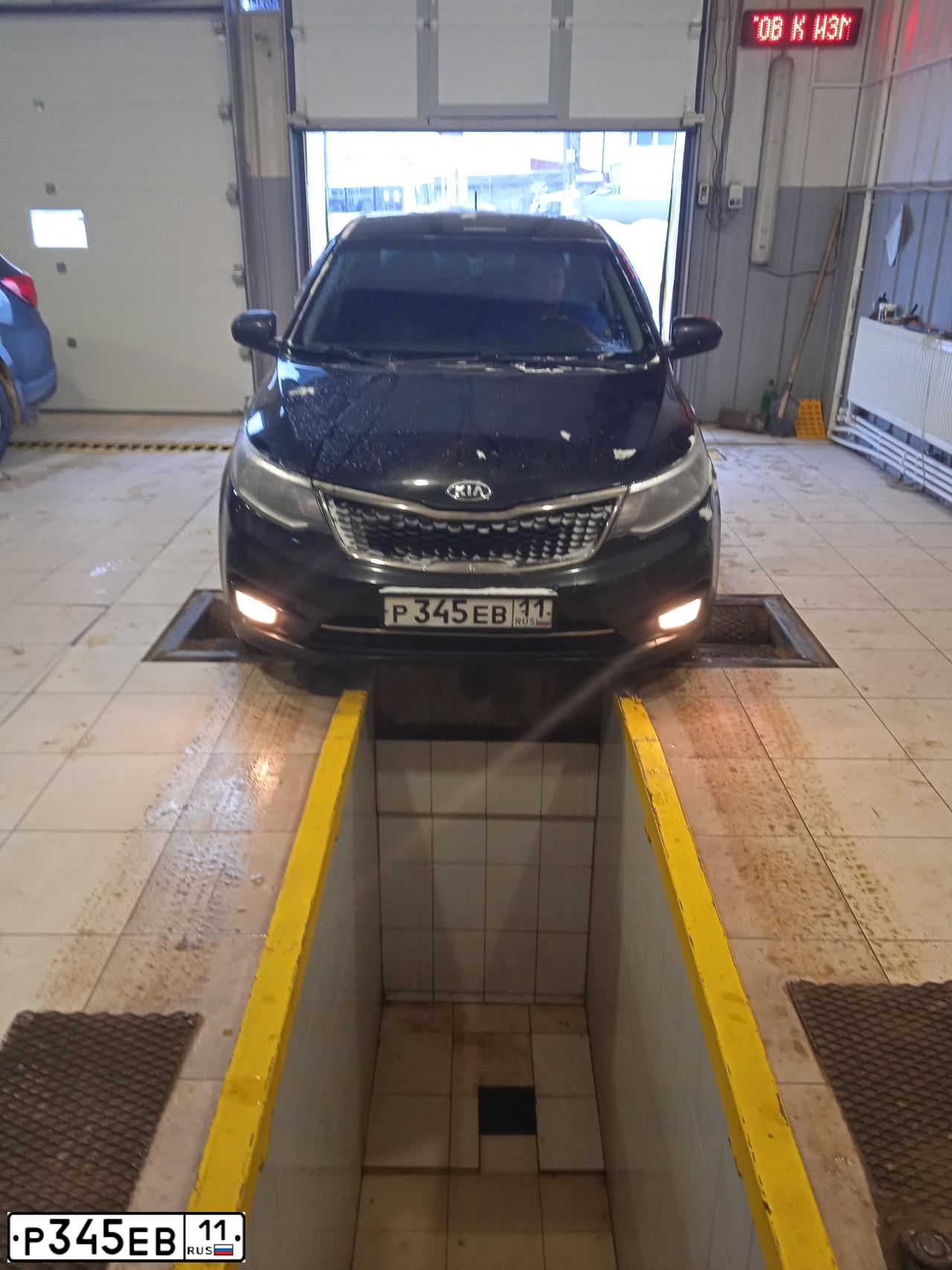 Фото автомобиля KIA RIO, 2016 — госномер Р345ЕВ11. Цвет: ЧЕРНЫЙ