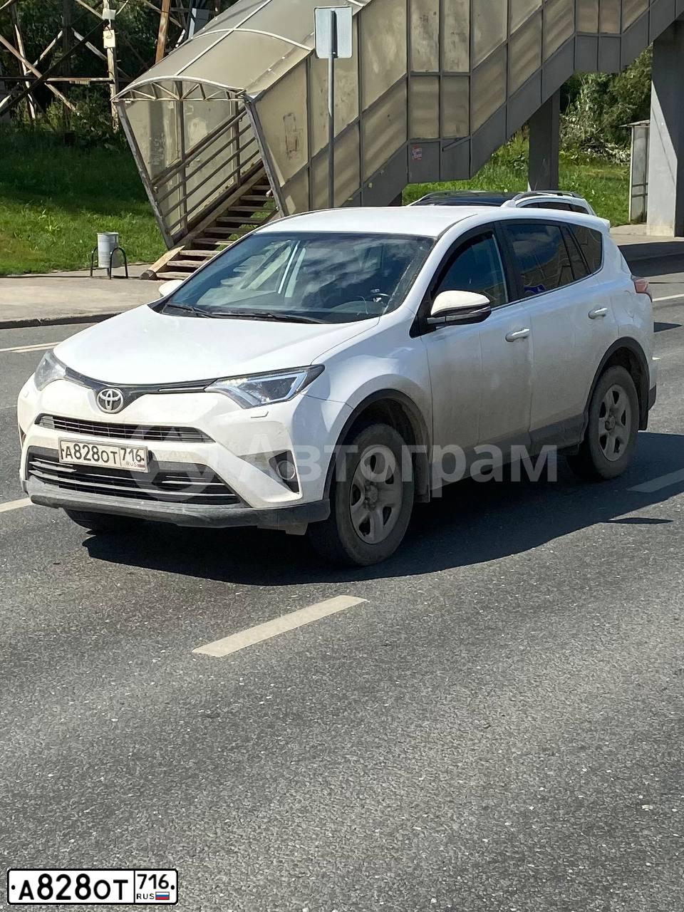 Фото автомобиля TOYOTA RAV4, 2018 — госномер А828ОТ716. Цвет: БЕЛЫЙ