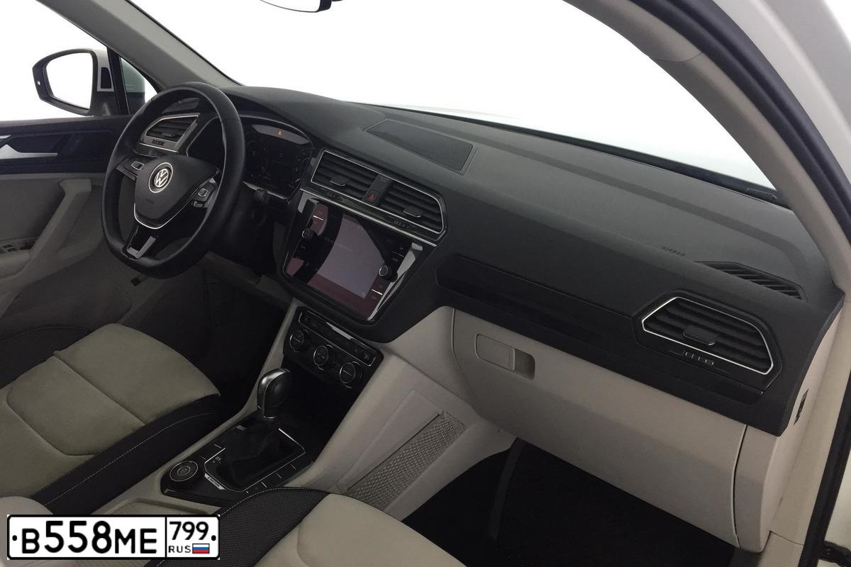 Фото автомобиля VOLKSWAGEN TIGUAN, 2018 — госномер М181ОУ82. Цвет: Белый