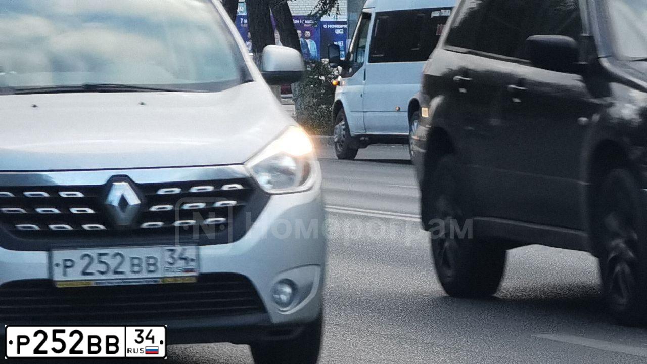 Фото автомобиля KIA SORENTO, 2010 — госномер Е454УМ134. Цвет: СЕРЫЙ