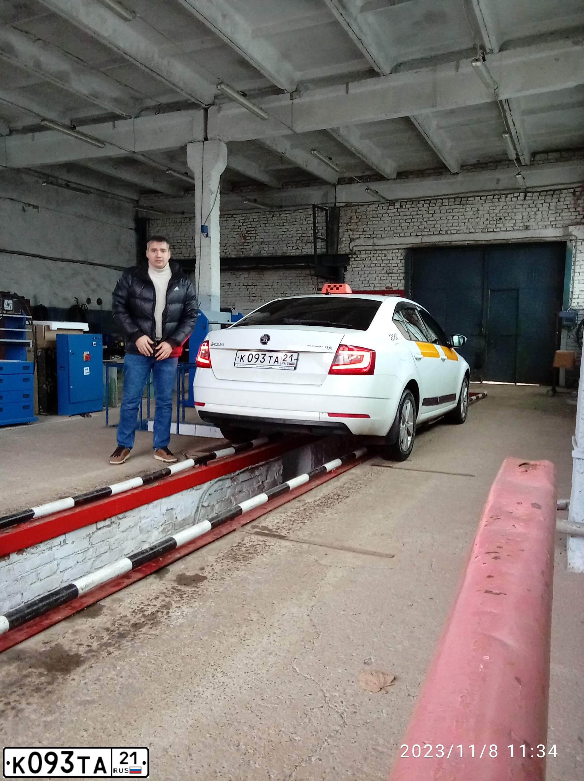 Фото автомобиля SKODA OCTAVIA, 2020 — госномер К093ТА21. Цвет: БЕЛЫЙ ЖЕЛТЫЙ СЕРЫЙ