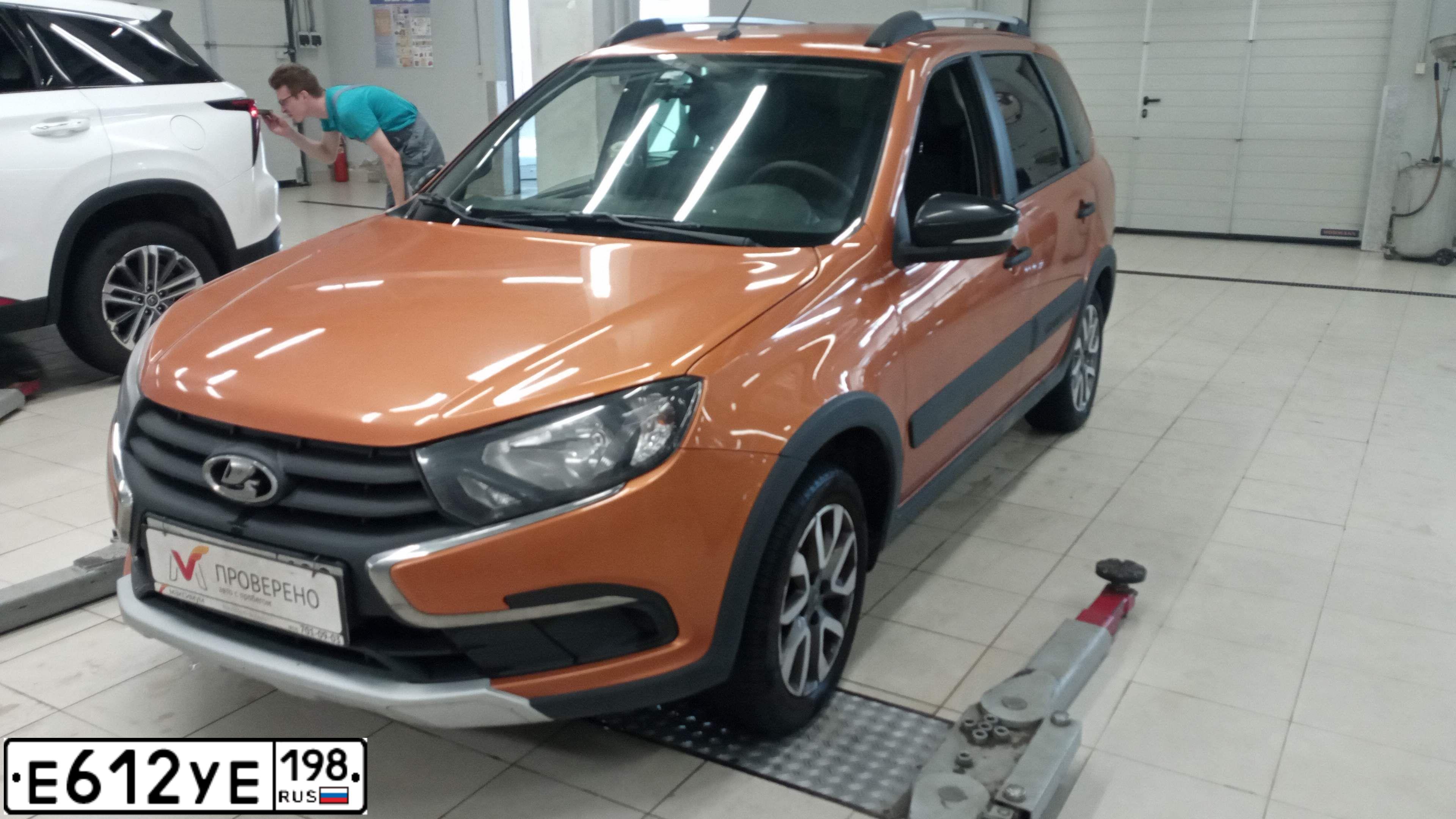 Фото автомобиля LADA 2194 GRANTA, 2020 — госномер Е612УЕ198. Цвет: ОРАНЖЕВЫЙ