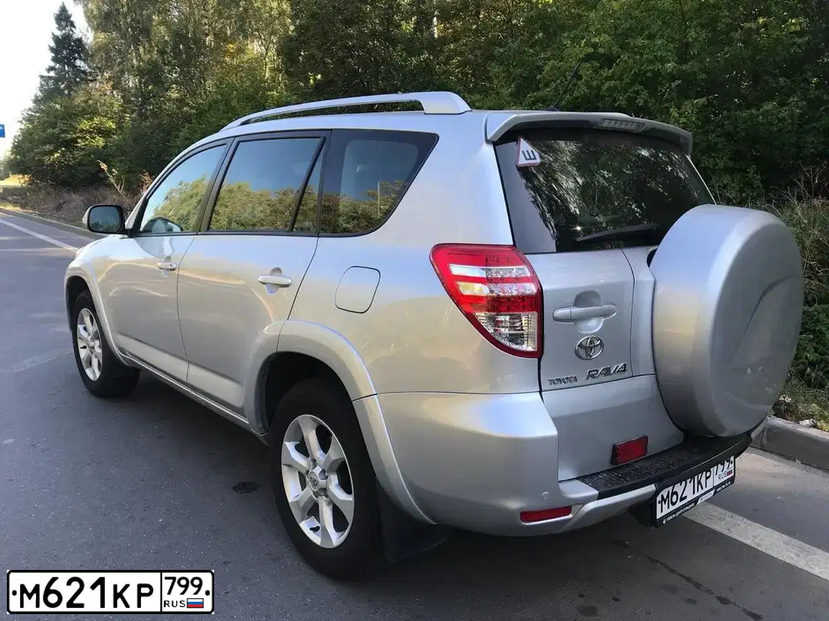 Фото автомобиля TOYOTA RAV4, 2011 — госномер У989РН199. Цвет: СЕРЕБРИСТЫЙ