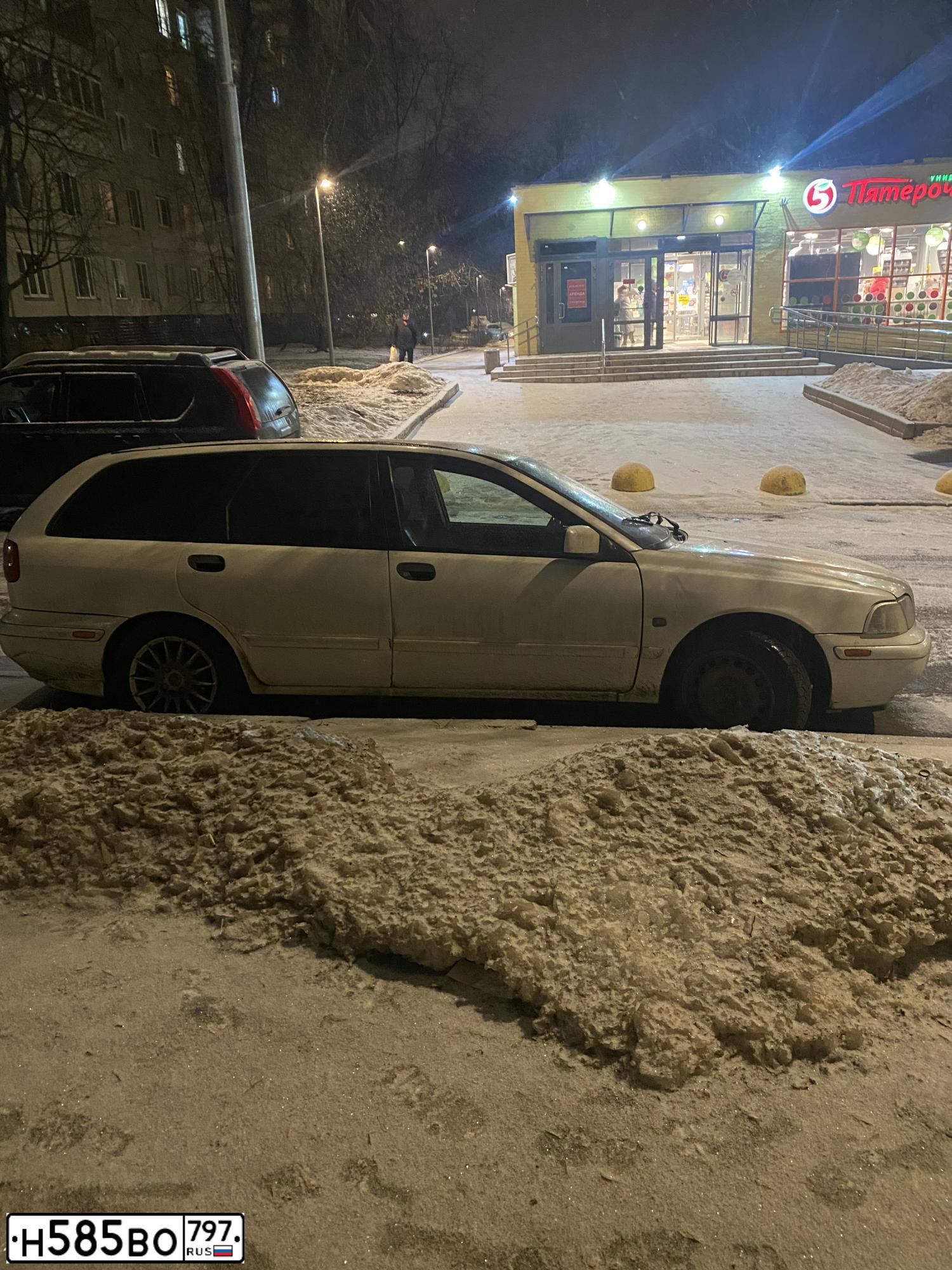 Фото автомобиля VOLVO V40, 1998 — госномер М980ТР21. Цвет: Белый