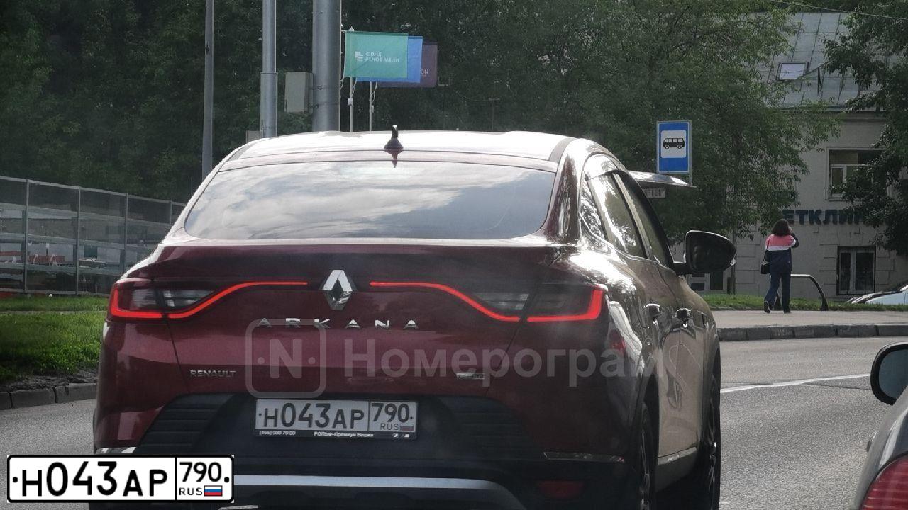 Фото автомобиля RENAULT ARKANA, 2020 — госномер У954НМ797. Цвет: Красный