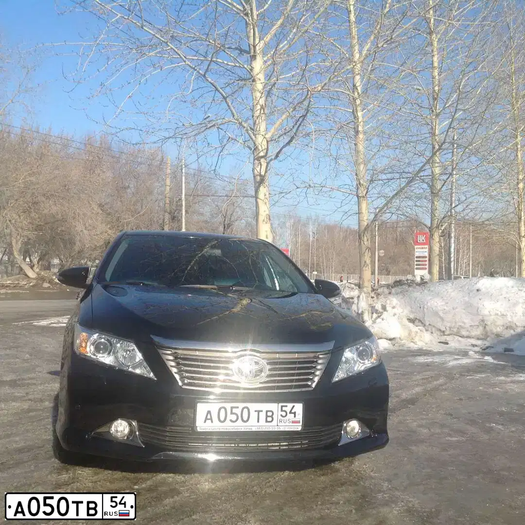 Фото автомобиля TOYOTA CAMRY, 2014 — госномер Т555ОХ64. Цвет: ЧЕРНЫЙ МЕТАЛЛИК