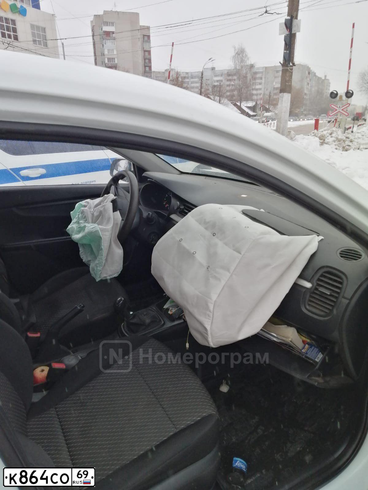 Фото автомобиля RENAULT DUSTER, 2013 — госномер К864СО69. Цвет: БЕЖЕВЫЙ