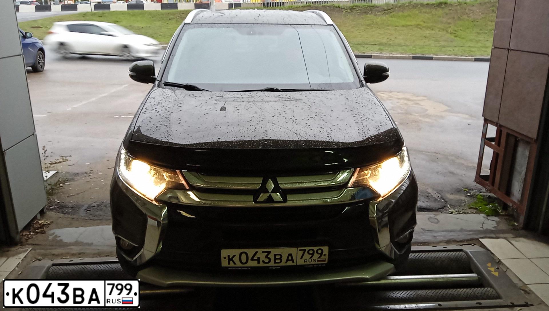 Фото автомобиля MITSUBISHI OUTLANDER, 2017 — госномер К043ВА799. Цвет: Коричневый