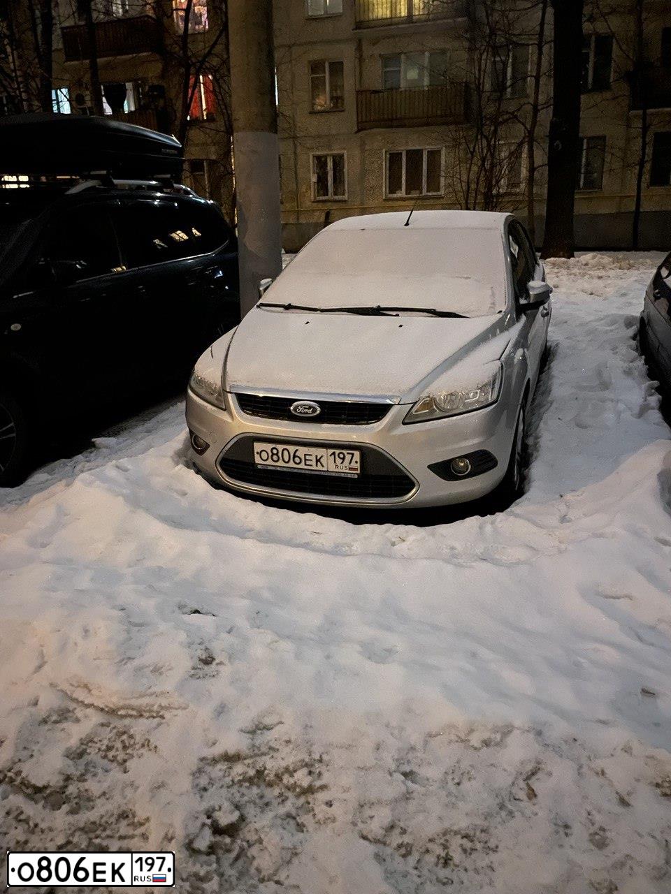 Фото автомобиля FORD FOCUS, 2008 — госномер О806ЕК197. Цвет: СЕРЫЙ