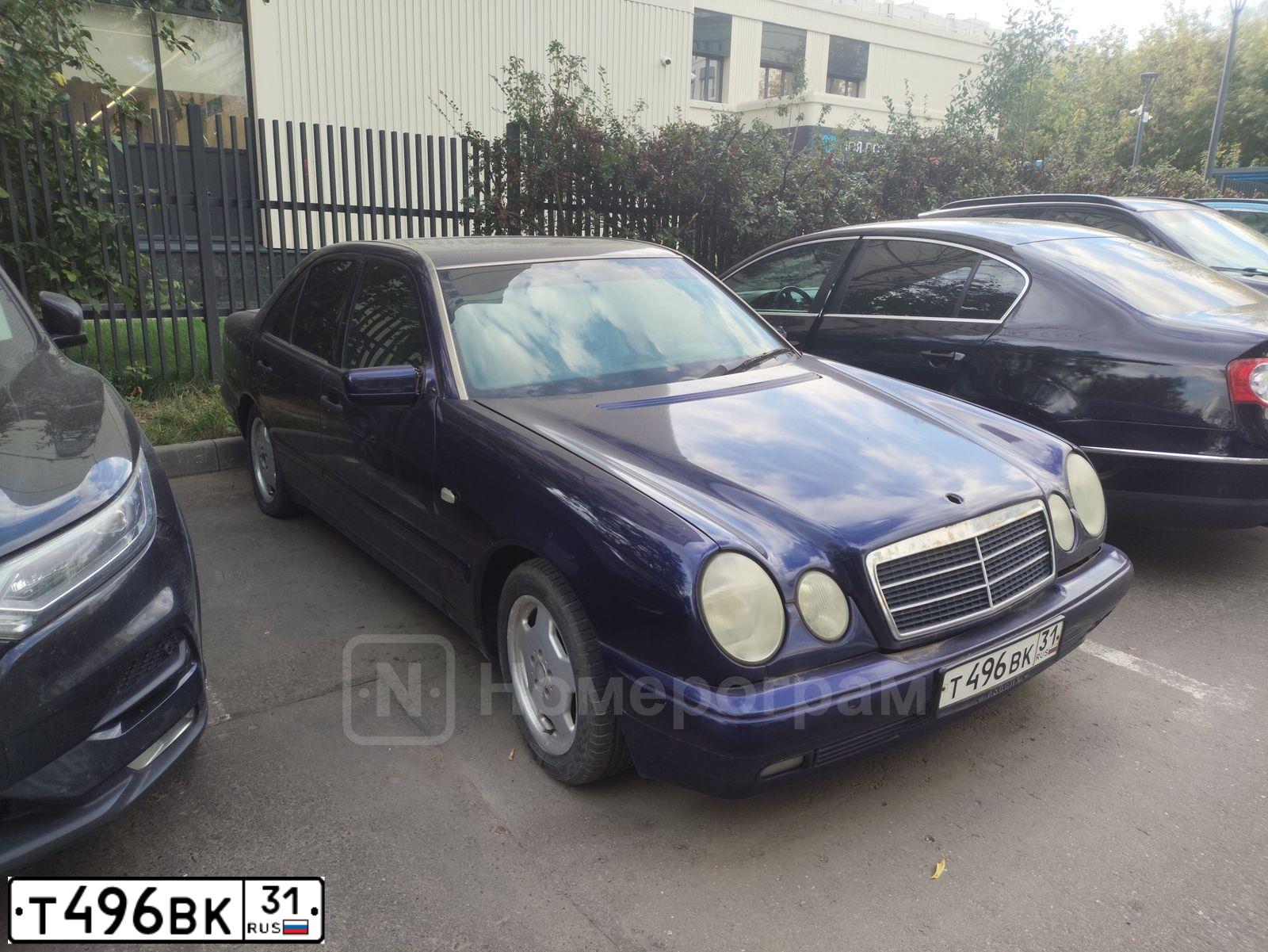 Фото автомобиля MERCEDES E-KLASSE, 1997 — госномер Т496ВК31. Цвет: СИНИЙ