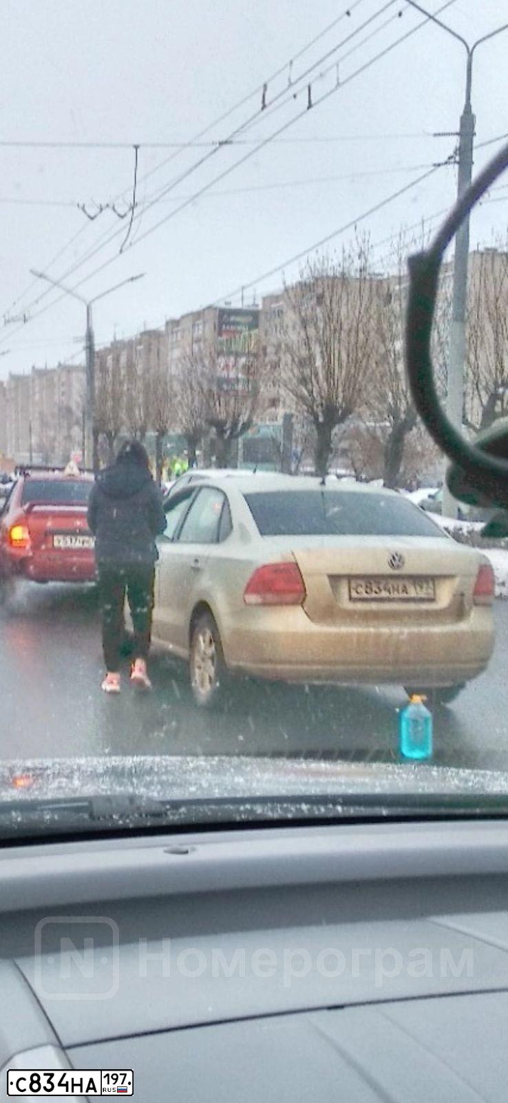 Фото автомобиля VOLKSWAGEN POLO, 2011 — госномер С834НА197. Цвет: СЕРЫЙ