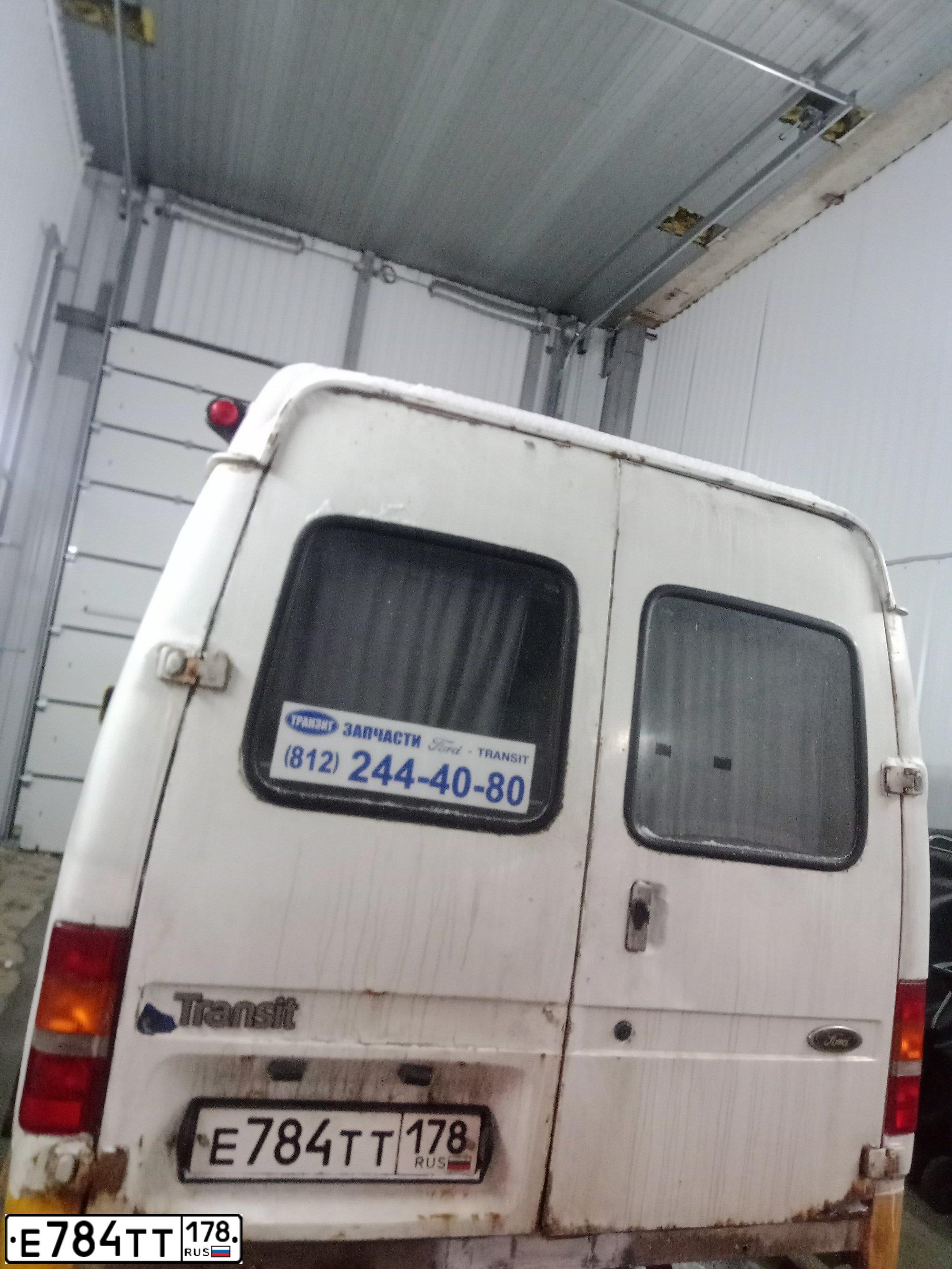 Фото автомобиля FORD TRANSIT, 1991 — госномер Е784ТТ178. Цвет: БЕЛЫЙ