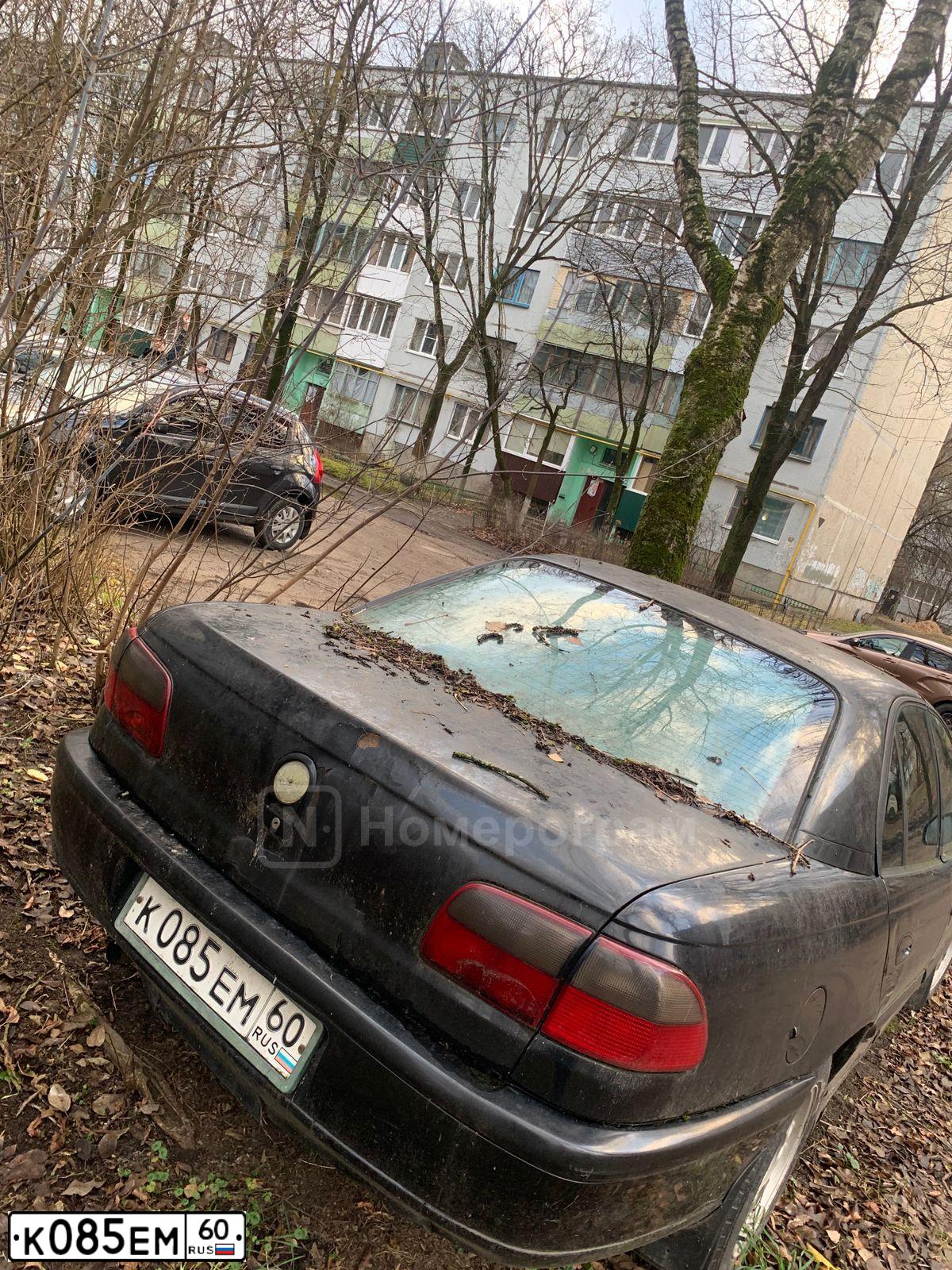 Фото автомобиля OPEL OMEGA, 1997 — госномер К085ЕМ60. Цвет: ЧЕРНЫЙ