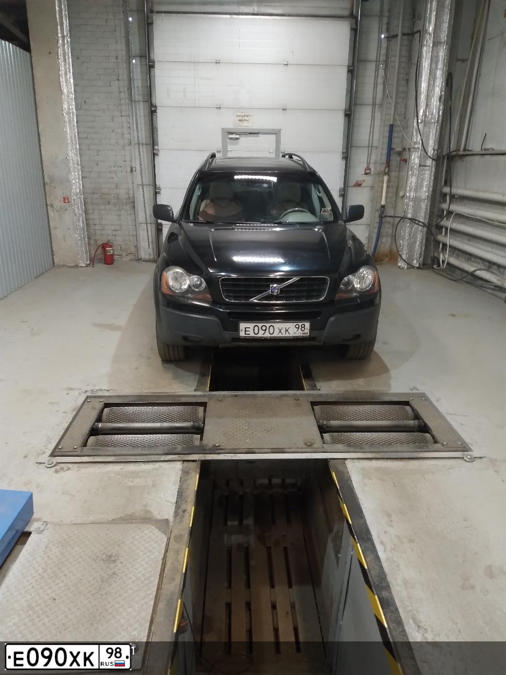 Фото автомобиля VOLVO XC90, 2003 — госномер Е090ХК98. Цвет: ЧЕРНЫЙ