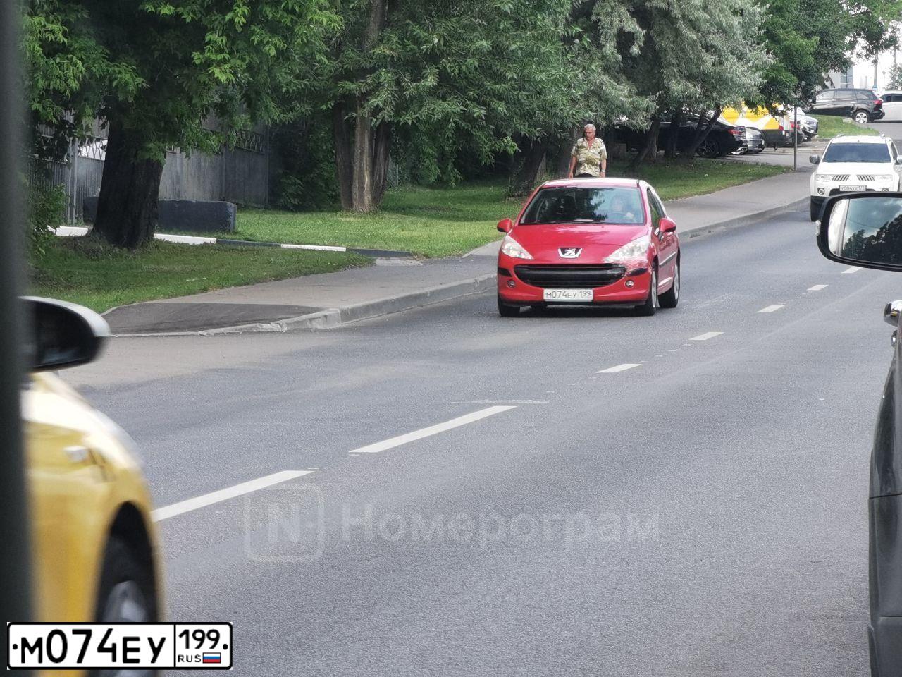 Фото автомобиля PEUGEOT 207, 2008 — госномер М074ЕУ199. Цвет: Красный
