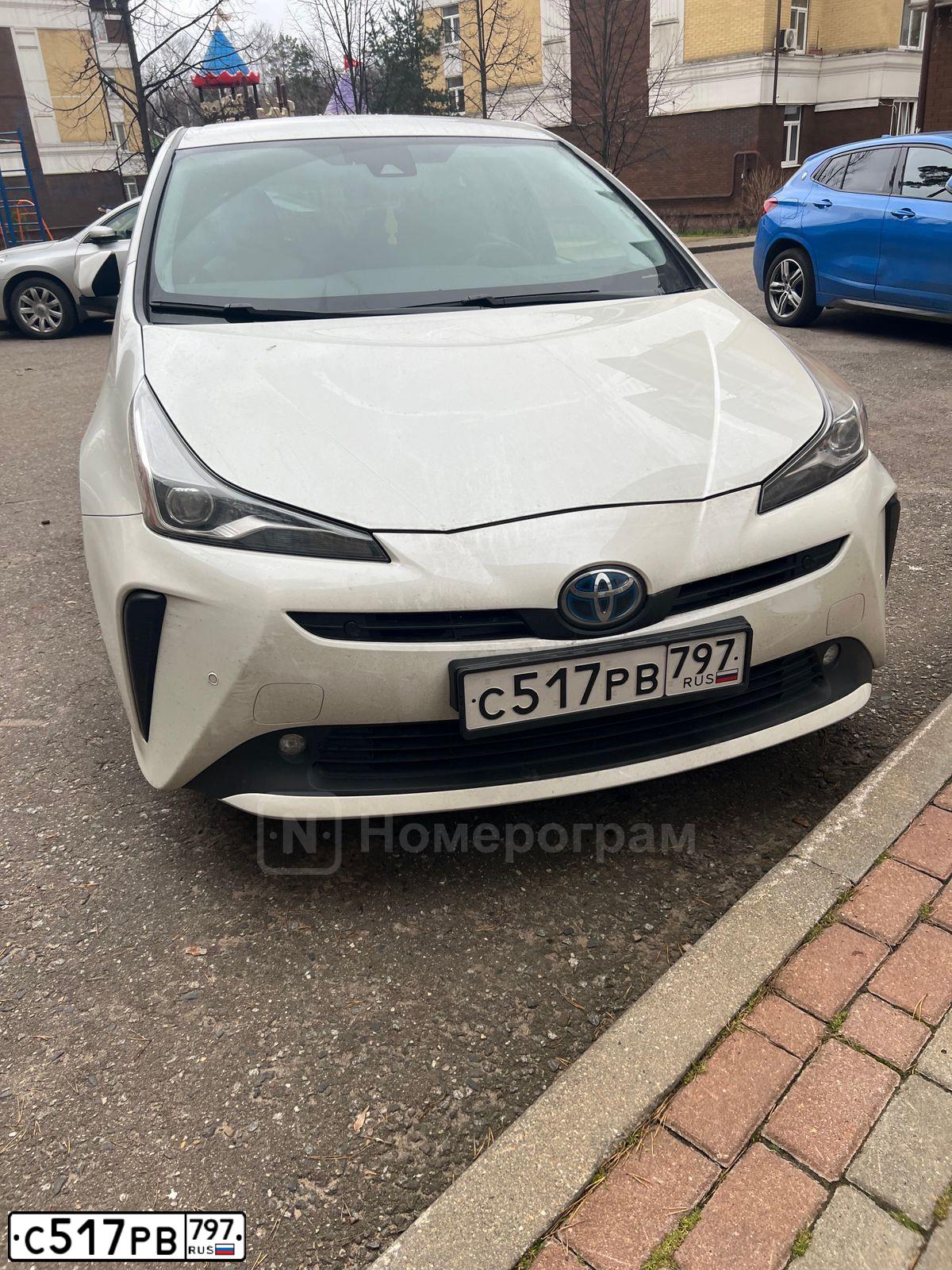 Фото автомобиля TOYOTA PRIUS, 2019 — госномер С517РВ797. Цвет: Белый