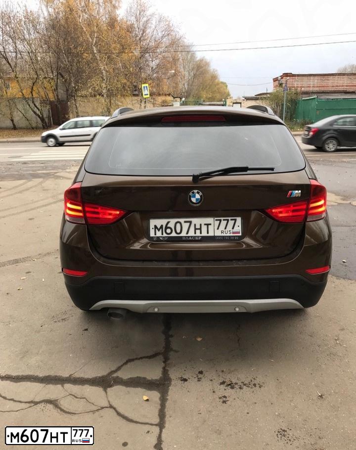Фото автомобиля BMW X1, 2014 — госномер М607НТ777. Цвет: Коричневый