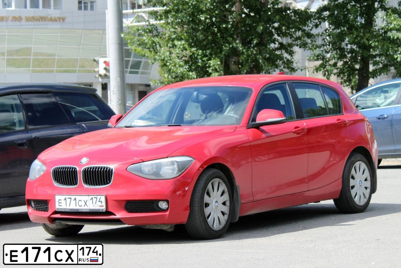 Фото автомобиля BMW SERIE 1, 2013 — госномер Е171СХ174. Цвет: Красный