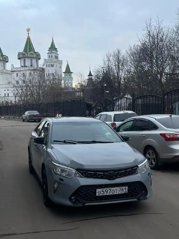 Фото автомобиля TOYOTA CAMRY, 2014 — госномер В597ОТ761. Цвет: СЕРЫЙ