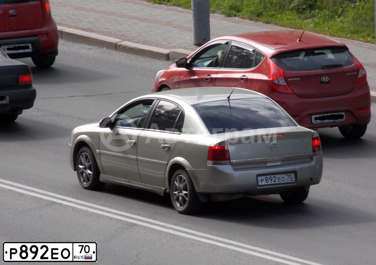Фото автомобиля OPEL VECTRA, 2004 — госномер Р892ЕО70. Цвет: БЕЖЕВО-СЕРЫЙ