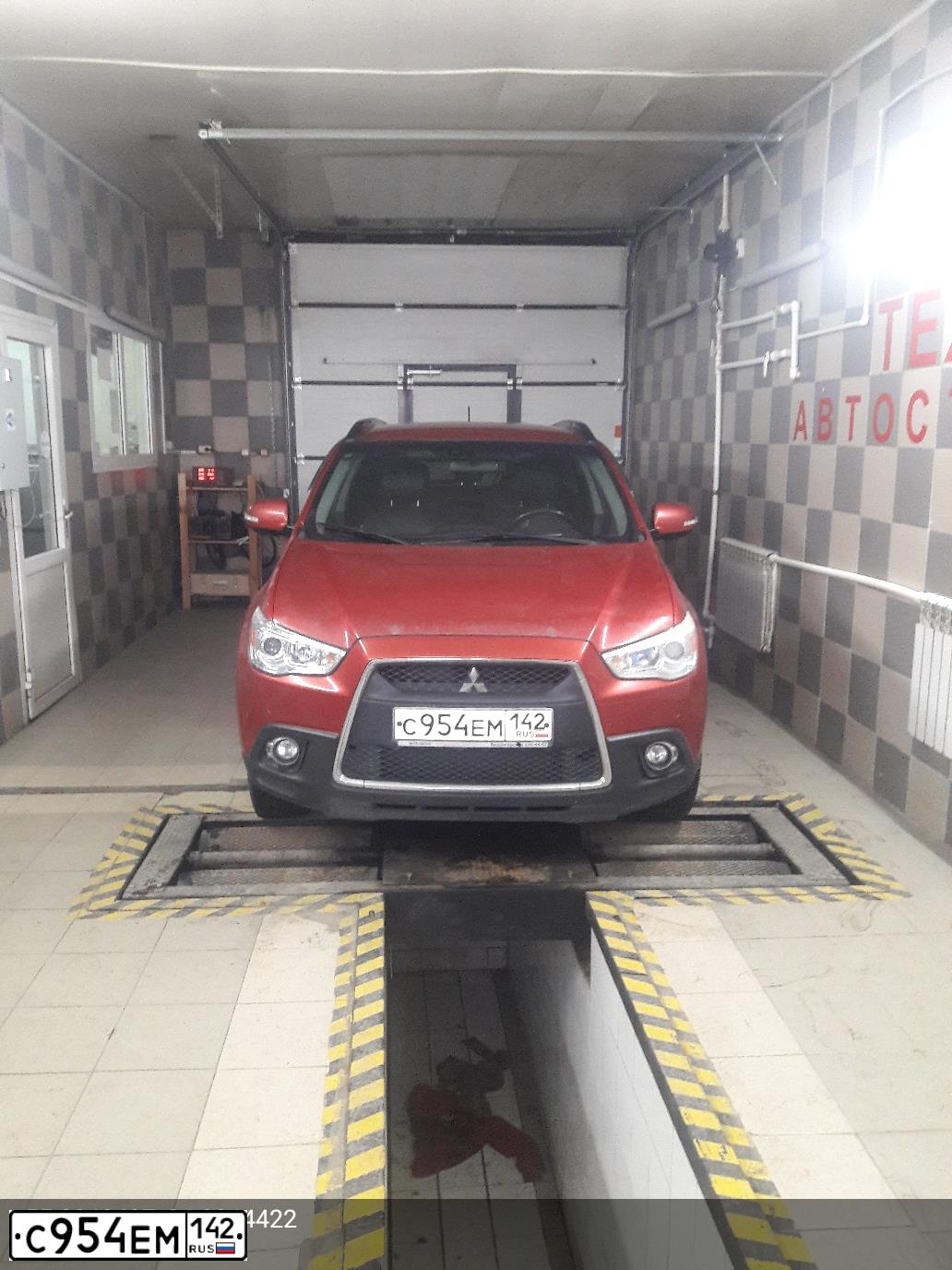 Фото автомобиля MITSUBISHI ASX, 2010 — госномер С954ЕМ142. Цвет: Красный