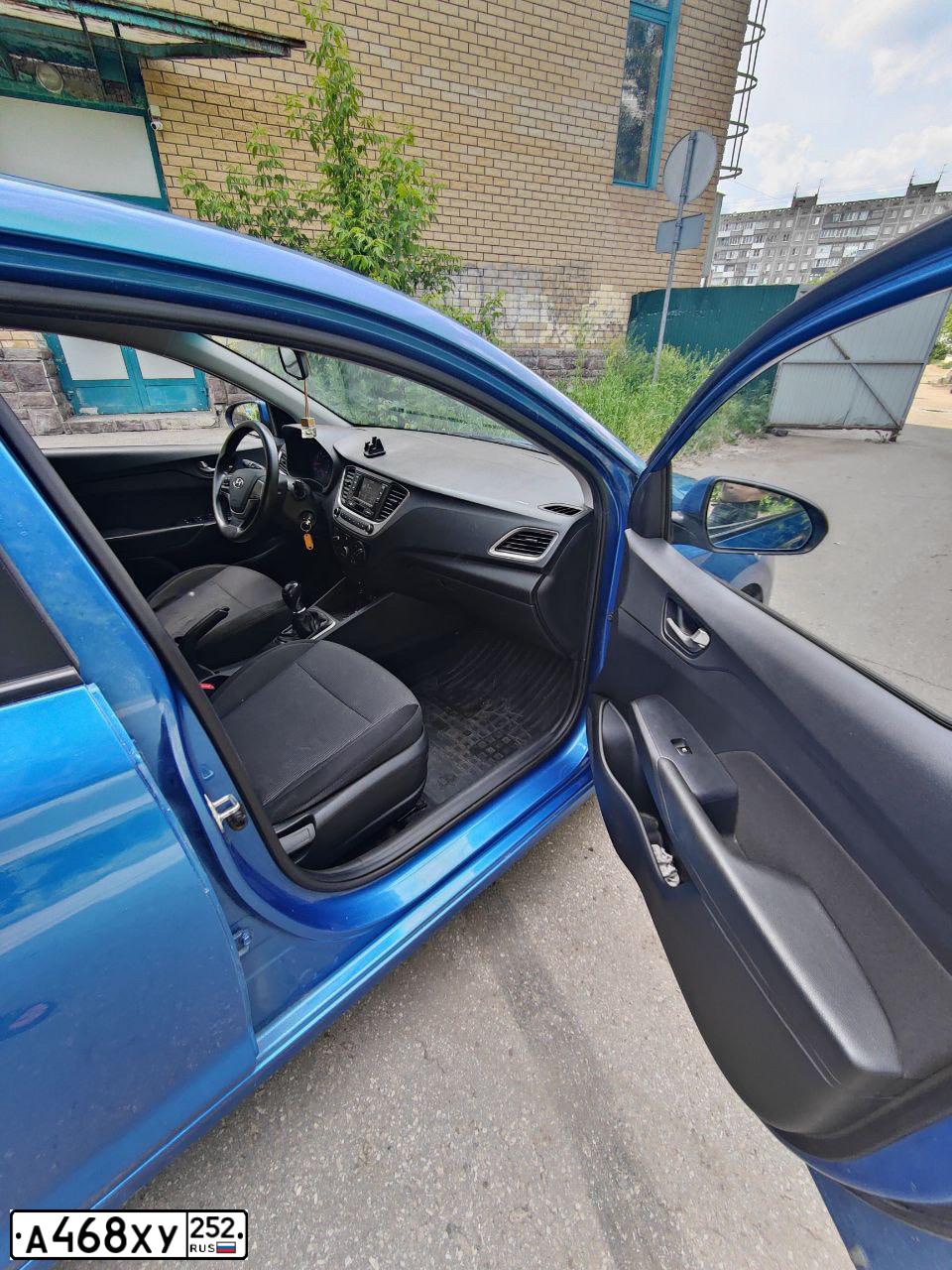 Фото автомобиля HYUNDAI SOLARIS, 2018 — госномер А468ХУ252. Цвет: синий