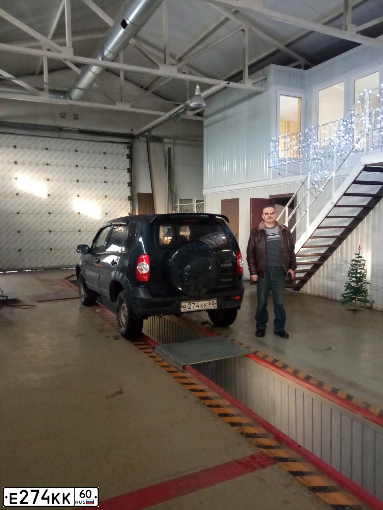 Фото автомобиля CHEVROLET T NIVA, 2006 — госномер С220УО199. Цвет: ЧЕРНО-СИНИЙ МЕТАЛЛИК