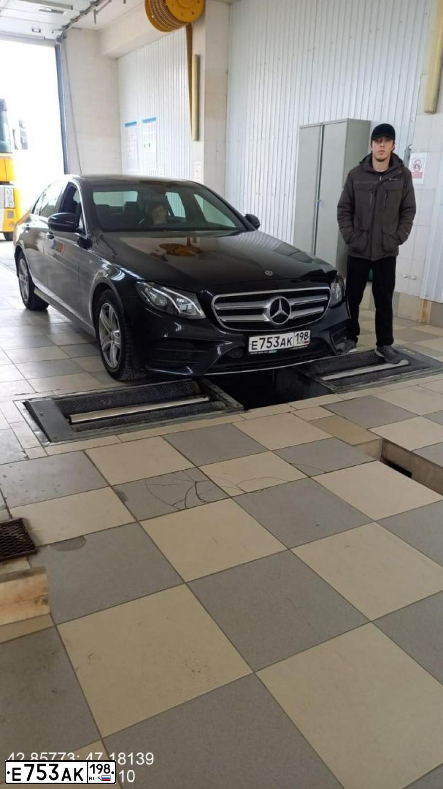 Фото автомобиля MERCEDES E-KLASSE, 2019 — госномер Е753АК198. Цвет: ЧЕРНЫЙ