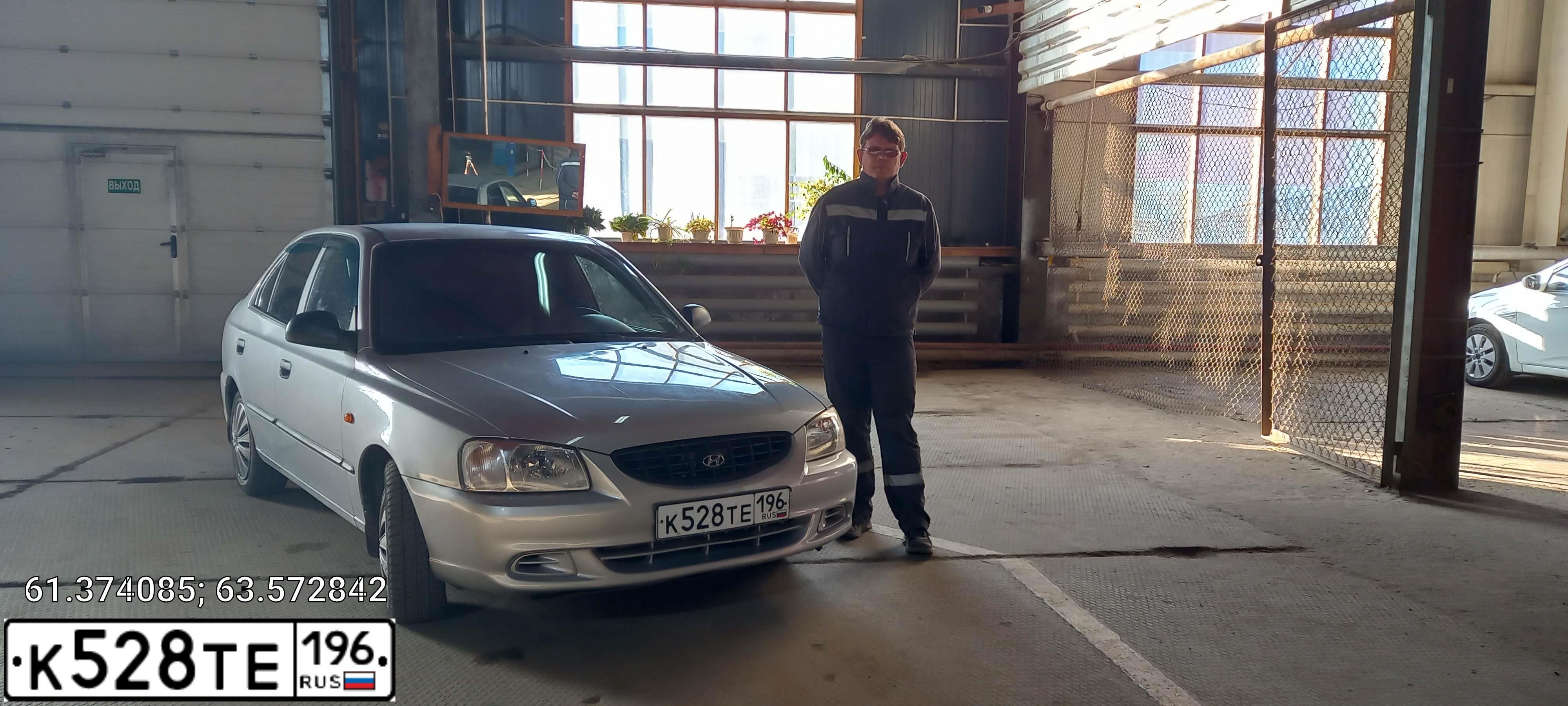 Фото автомобиля HYUNDAI ACCENT, 2005 — госномер Е393ХР186. Цвет: СЕРЕБРИСТЫЙ