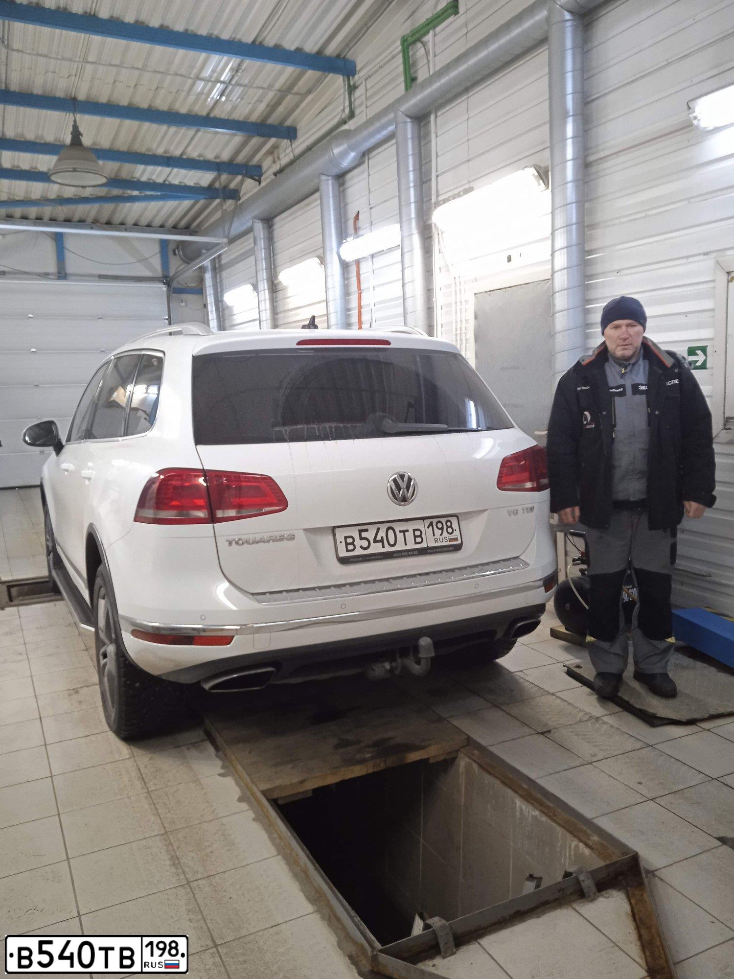 Фото автомобиля VOLKSWAGEN TOUAREG, 2014 — госномер В540ТВ198. Цвет: Белый