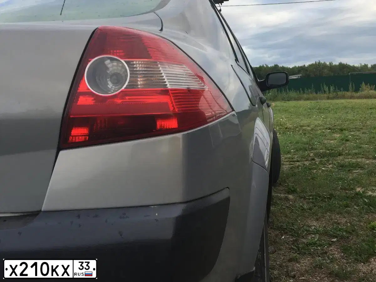 Фото автомобиля RENAULT MEGANE, 2004 — госномер Х210КХ33. Цвет: БЕЖЕВЫЙ МЕТАЛЛИК