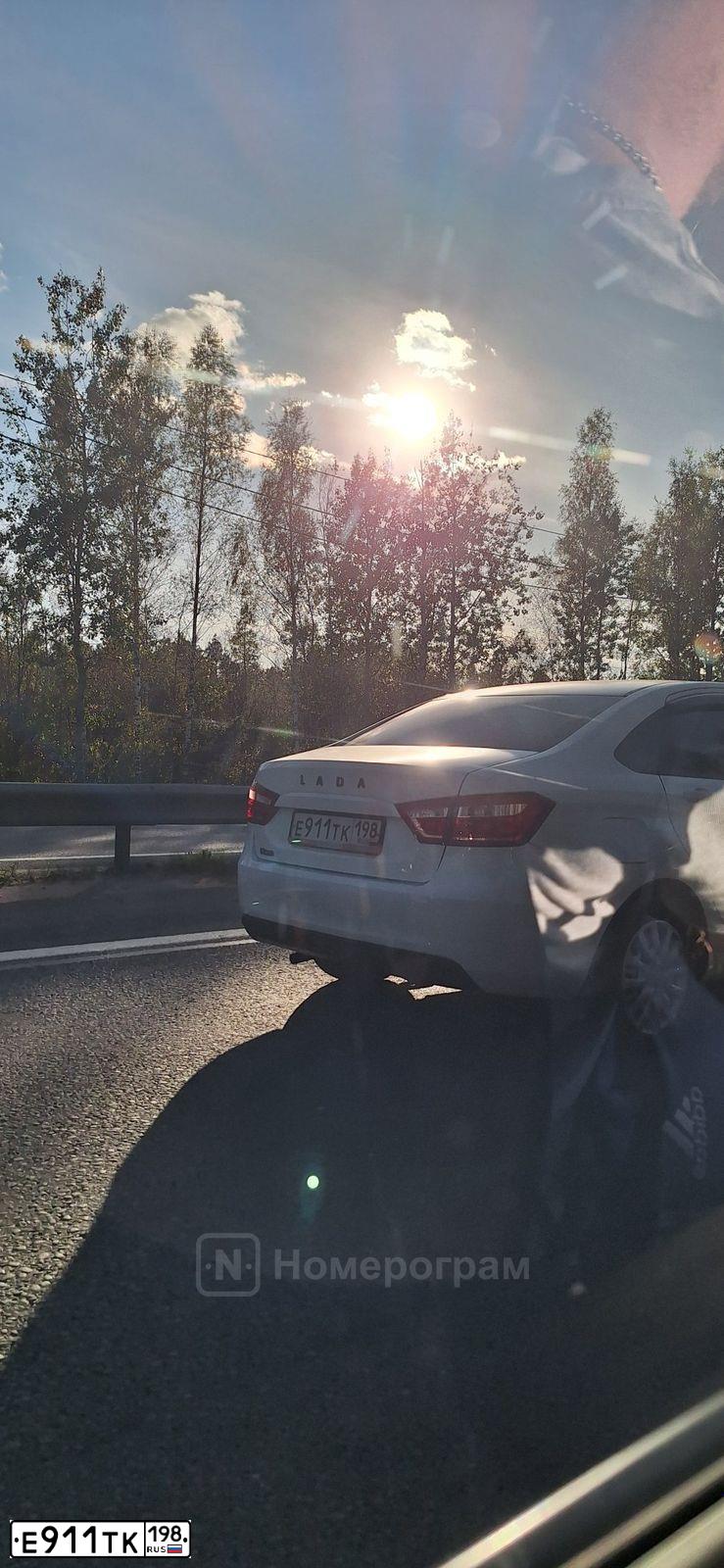 Фото автомобиля LADA VESTA, 2019 — госномер Е911ТК198. Цвет: Белый