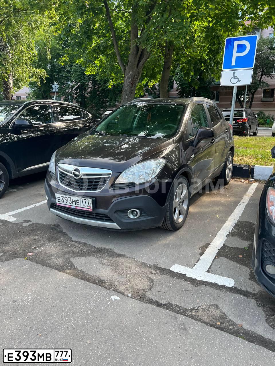 Фото автомобиля OPEL MOKKA, 2014 — госномер Е393МВ777. Цвет: КОРИЧНЕВЫЙ