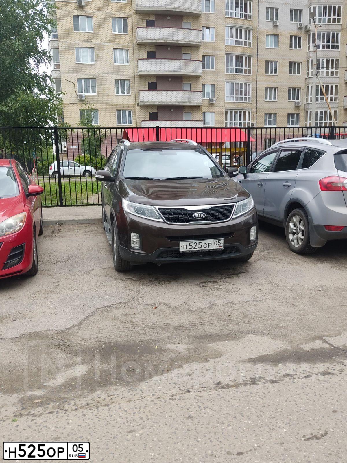 Фото автомобиля KIA SORENTO, 2013 — госномер Н525ОР05. Цвет: КОРИЧНЕВЫЙ