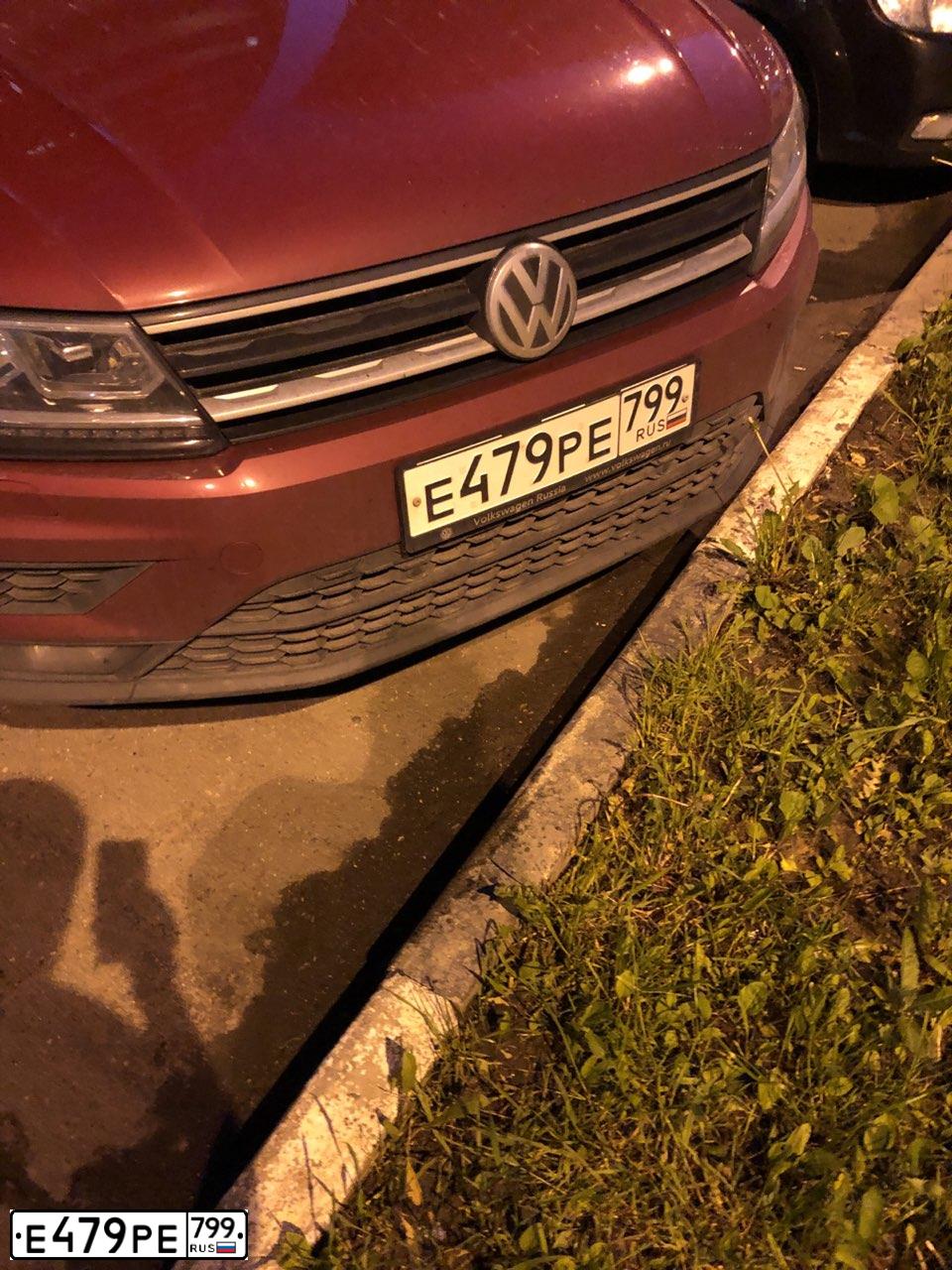 Фото автомобиля VOLKSWAGEN TIGUAN, 2018 — госномер Е479РЕ799. Цвет: ВИШНЕВЫЙ