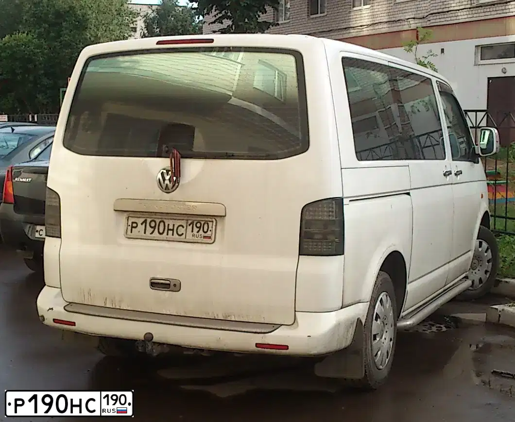 Фото автомобиля VOLKSWAGEN TRANSPORTER, 2004 — госномер С956ЕО46. Цвет: Белый