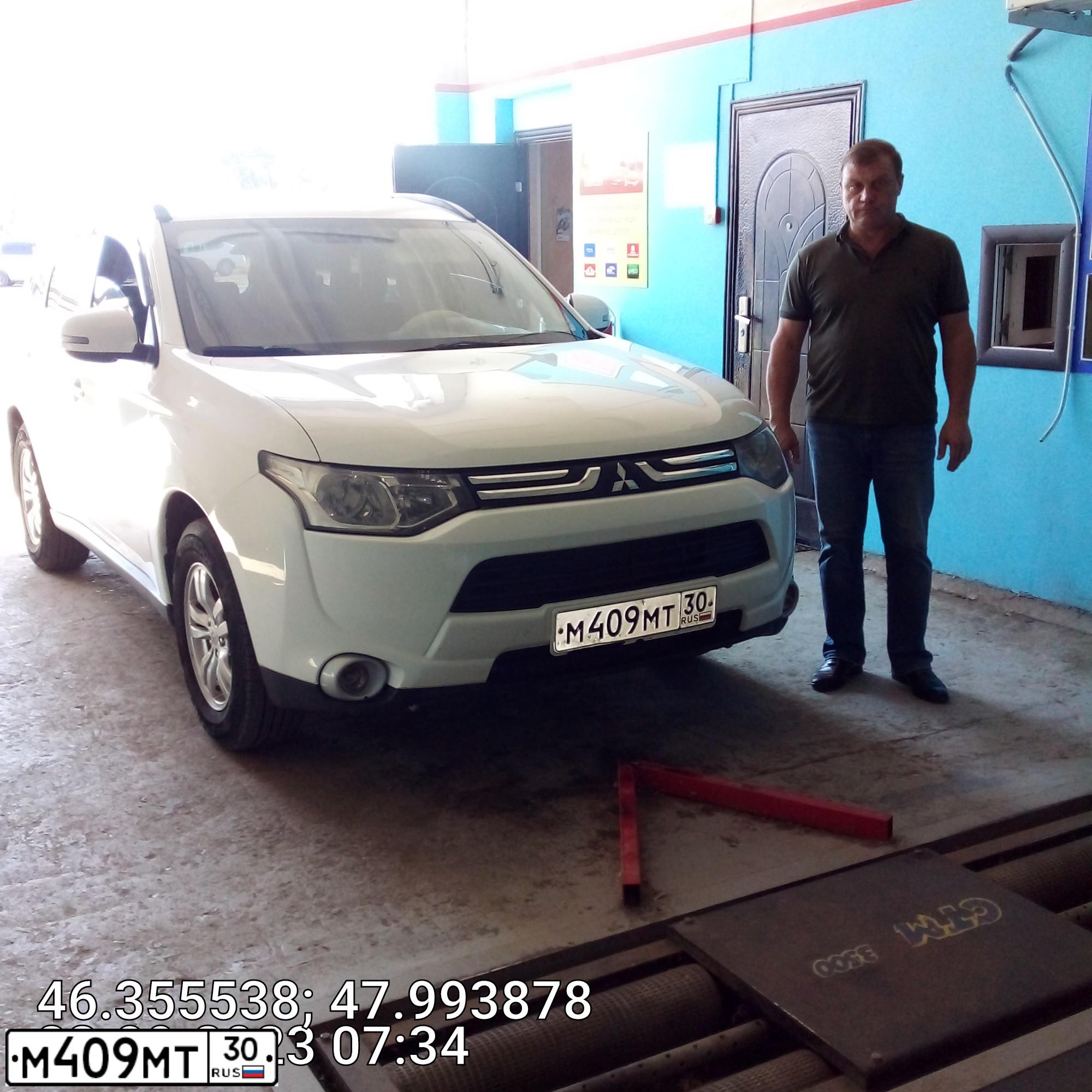 Фото автомобиля MITSUBISHI OUTLANDER, 2013 — госномер М409МТ30. Цвет: Белый