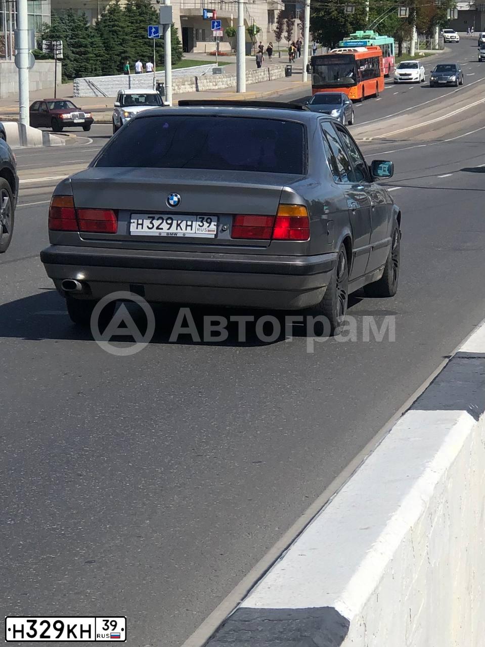 Фото автомобиля BMW SERIE 5, 1991 — госномер Н329КН39. Цвет: СЕРЫЙ